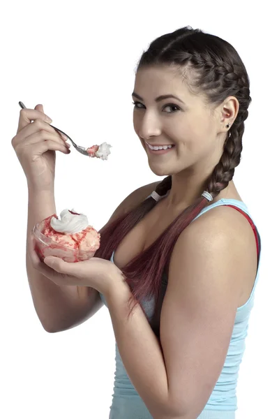Egy mosolygó nő eszik fagylaltot — Stock Fotó