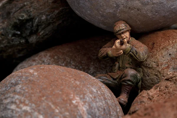 Un soldat caché sur les rochers — Photo