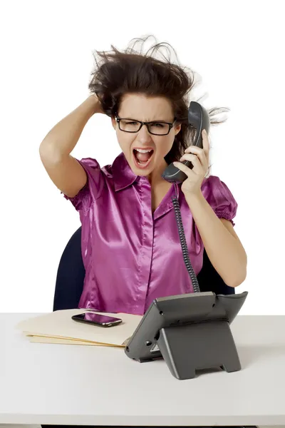 Una mujer de negocios cansada respondiendo a la llamada —  Fotos de Stock