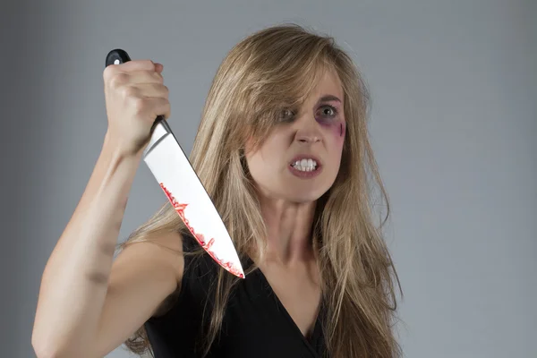 A woman with a knife — Stock Photo, Image