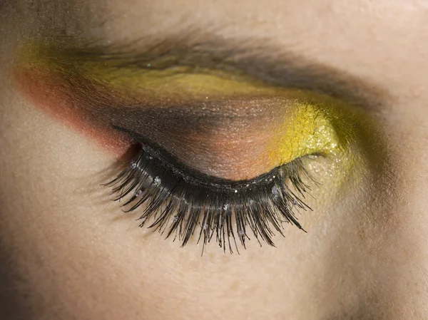 Una mujer con maquillaje de sombra de ojos — Foto de Stock