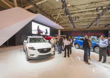 2014 mazda 3 ile üstü açık beyaz araba