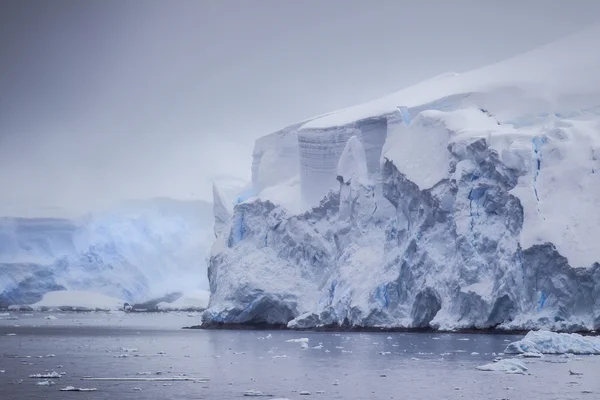 Antártico Distante Icebergs — Fotografia de Stock