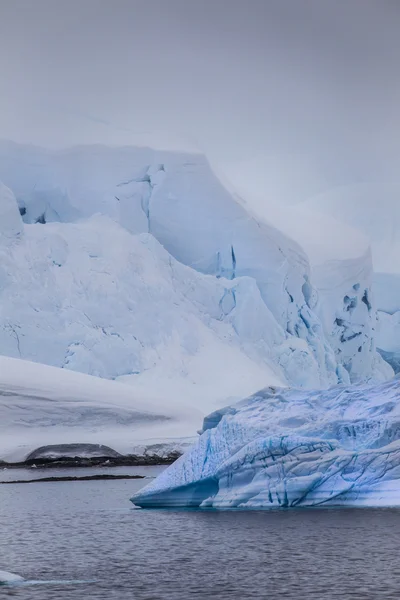 Iceberg Antártico en niebla azul — Foto de Stock