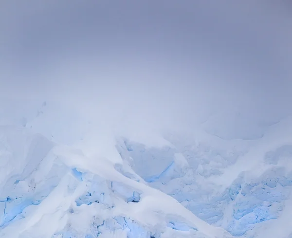 Mgliste góry lodowej w godzinach porannych — Zdjęcie stockowe