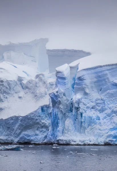 Iceberg antártico con grietas brillantes — Foto de Stock