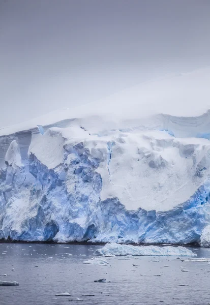 Zmrazené chladné ledovce formace — Stock fotografie