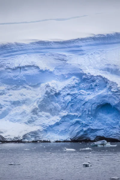 水から南極の氷山 — ストック写真