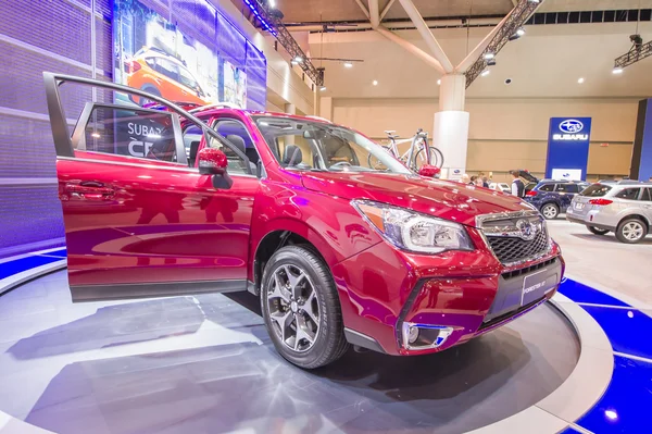 2013 subaru forest suv vrachtwagen rood met imperiaal 1 — Stockfoto