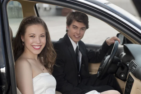 Una coppia romantica dentro la macchina — Foto Stock