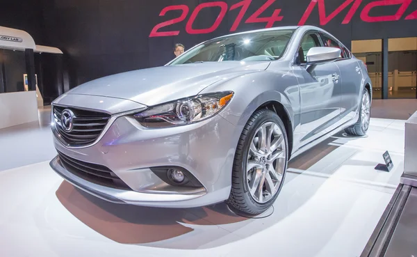 2014 mazda 6 zilver auto — Stockfoto