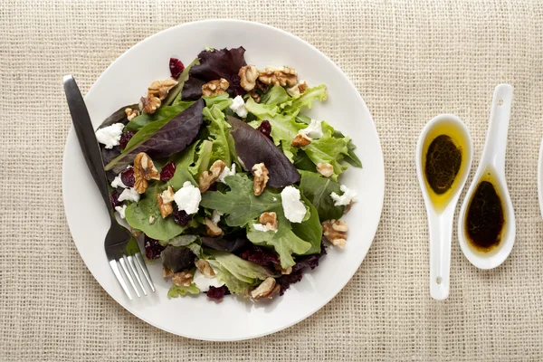 Een bord met plantaardige salade — Stockfoto