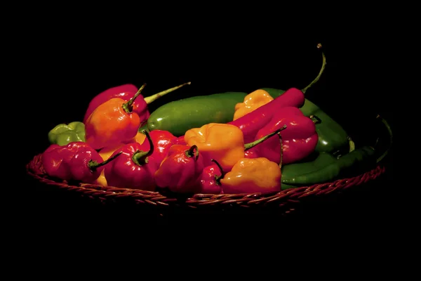 Een schotel vol met habanero pepers — Stockfoto