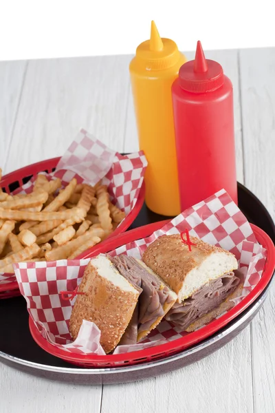 Un plateau de sandwich et de frites — Photo