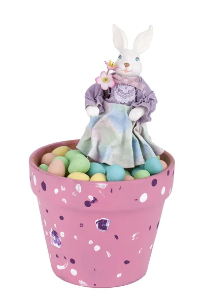 En gryta med påskägg och bunny docka — Stockfoto