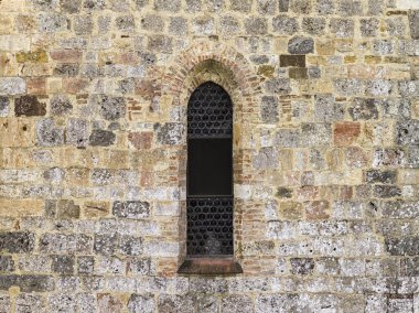 taş duvar kemer penceresi