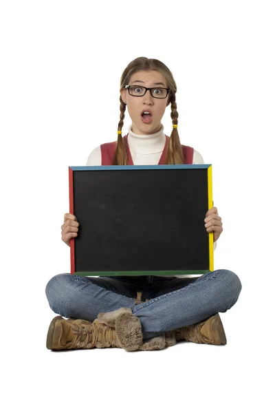 Uma mulher chocada segurando placa preta — Fotografia de Stock