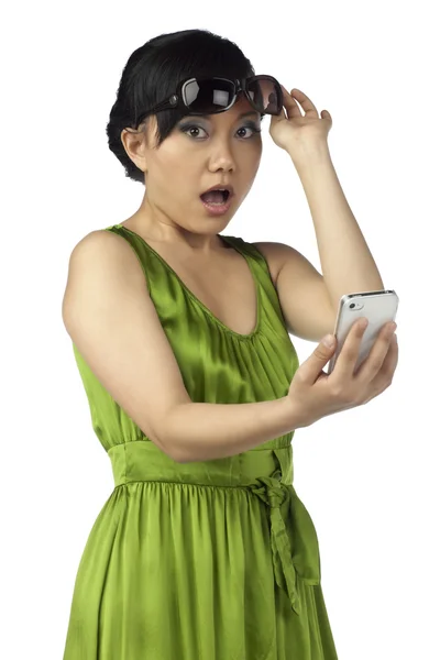 Шокированная женщина с телефоном — стоковое фото