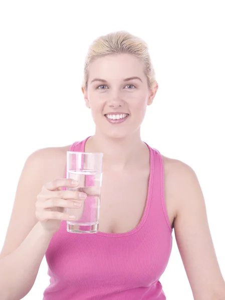 Junge Frau hält Glas Wasser in der Hand — Stockfoto