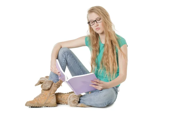 Un libro de lectura de estudiantes — Foto de Stock