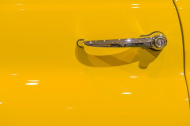 Klasik chevolet 3100 sarı kamyon