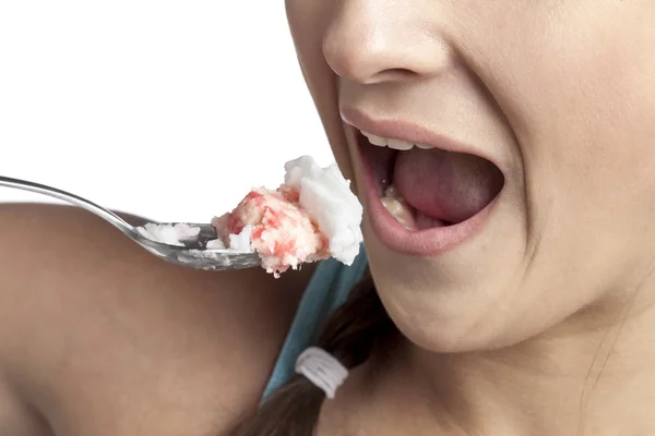 Женщина, готовая съесть мороженое — стоковое фото