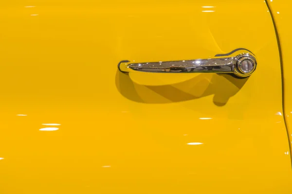 รถบรรทุกเชฟโรเลตคลาสสิก 3100 สีเหลือง — ภาพถ่ายสต็อก