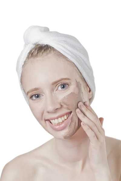 Uma cara de mulher com máscara de barro spa — Fotografia de Stock