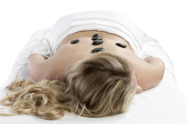 Жінка, яка має кам'яну масажну терапію — стокове фото