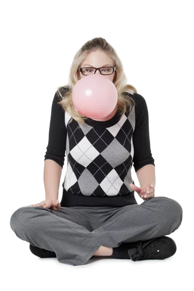 Une femme gonflant une gomme à bulles — Photo