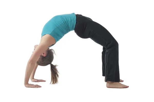 Een vrouw in yoga brug pose — Stockfoto