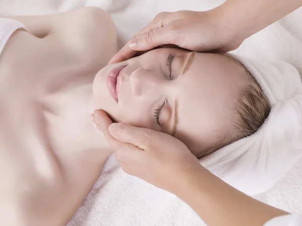 Uma mulher no spa com massagem na cabeça — Fotografia de Stock