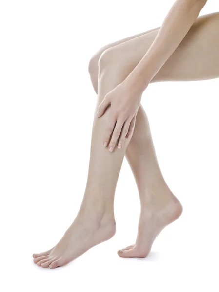 Une femme touchant ses jambes — Photo