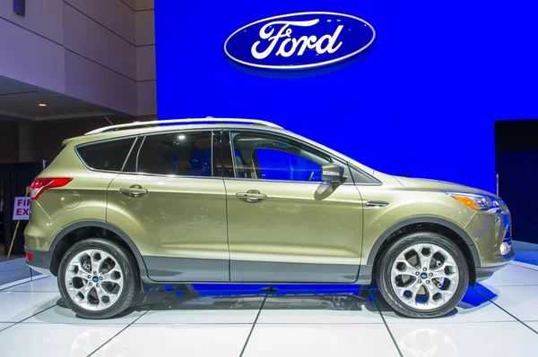 2014 ford escape titanium suv vrachtwagen groen — Stockfoto