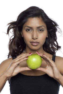 bir kadın elma ile