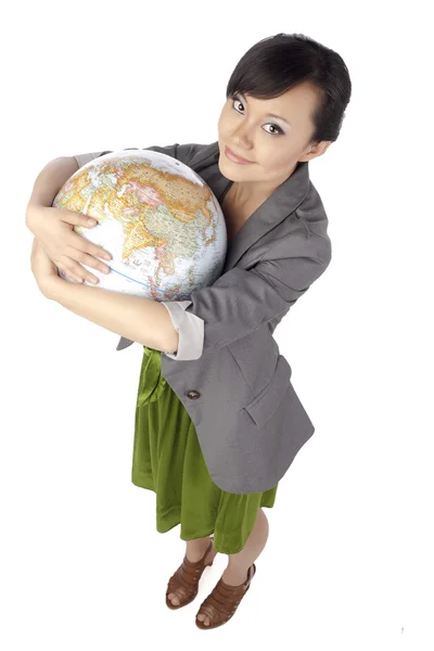 Attraktive asiatische Dame umarmt Globus — Stockfoto