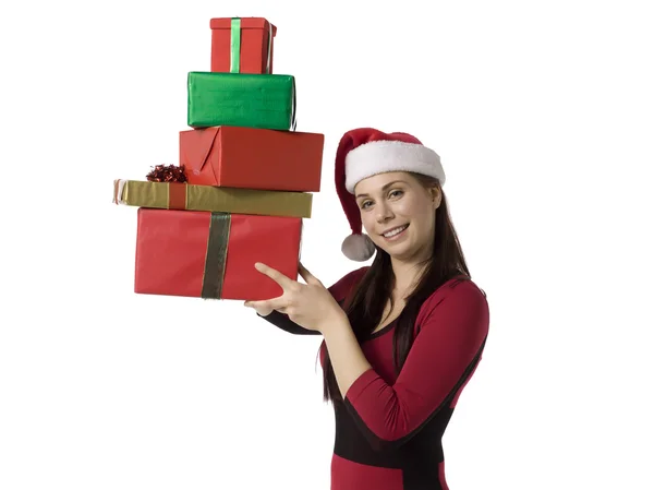 Mulher de Natal atraente sorrindo enquanto segurando presentes — Fotografia de Stock