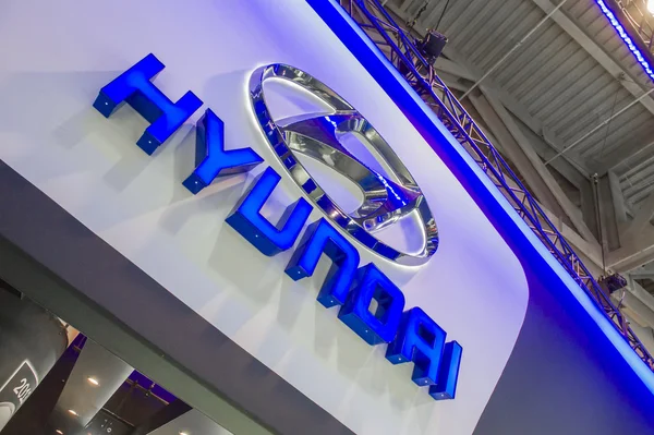 Hyundai logo op auto show — Stockfoto