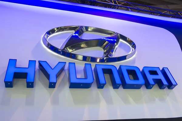 Hyundai logo op auto show — Stockfoto