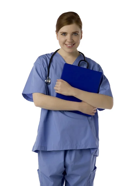 Médico fêmea atraente segurando uma pasta azul — Fotografia de Stock