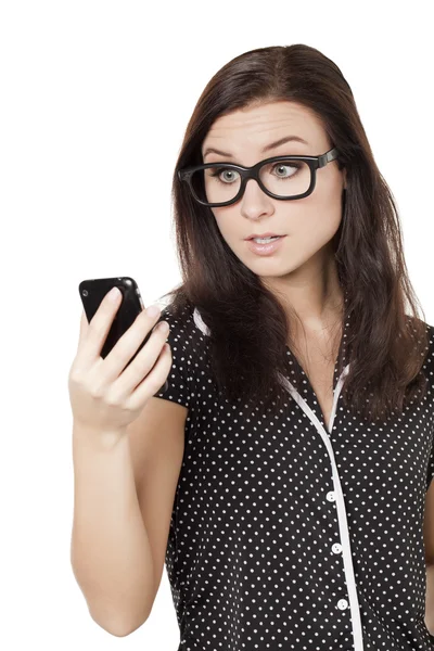 Вражена жінка тримає мобільний телефон — стокове фото