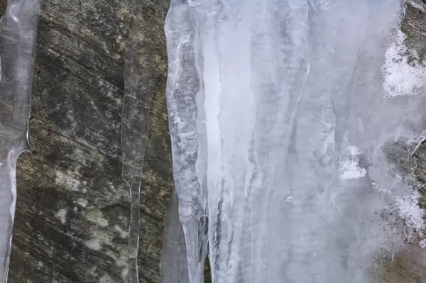 Прозрачный лед на скале — стоковое фото