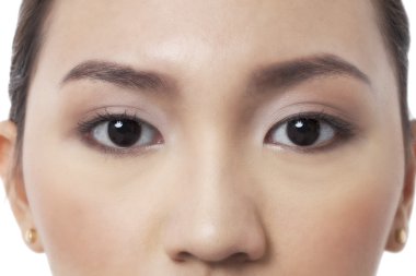 genç bir kadının gözleri ve burun