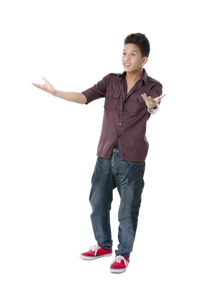 Um jovem com os braços abertos em pé sobre um fundo branco — Fotografia de Stock