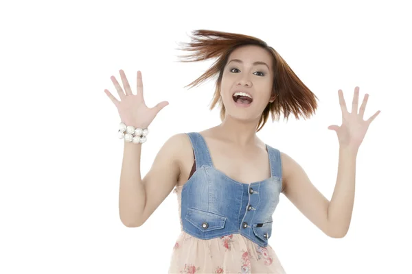 Uma jovem mulher com o cabelo balançando — Fotografia de Stock