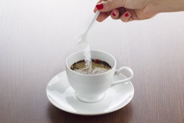 çay bardağı şeker ekleyerek