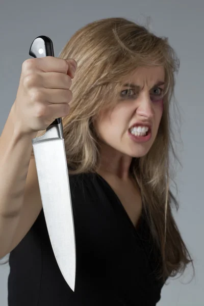 Mujer abusada con cuchillo — Foto de Stock