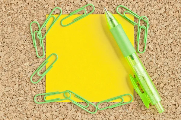 Zelfklevende paperclip en pen — Stockfoto