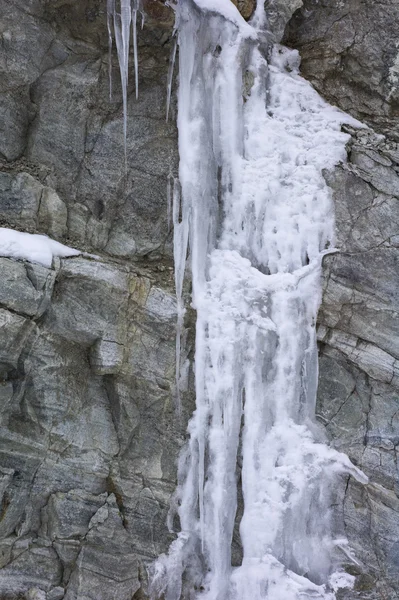 Frozen water on rocks — Stock Photo, Image