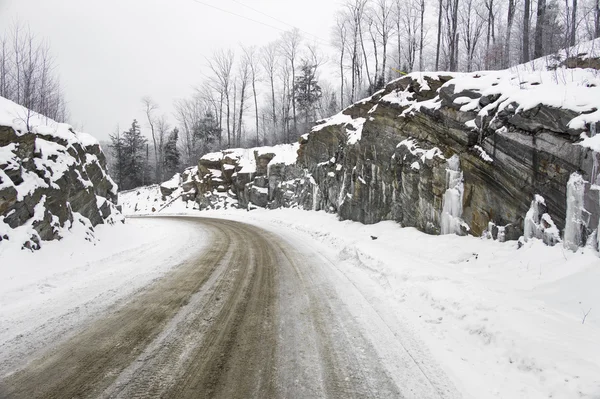 Buz ölçerkışın soğuk yol — Stok fotoğraf